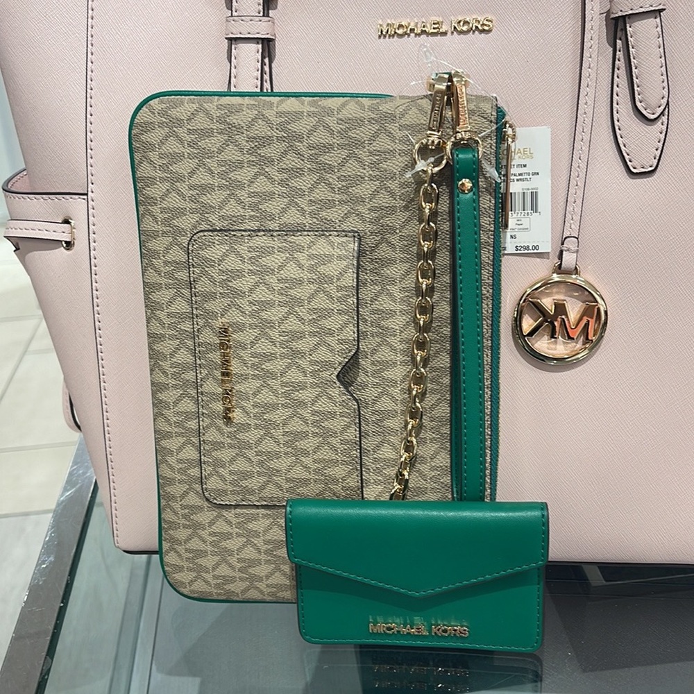 MICHAEL KORS JET SET ITEM LG 2 in 1 CARD CASE & WRISTLET
Palmetto Green 
NWT - Picture 6 of 16